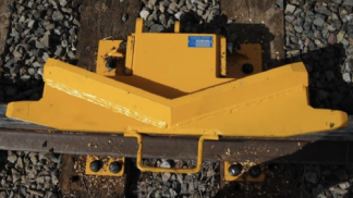 Descarrilador con doble fijado con clavos a los durmientes